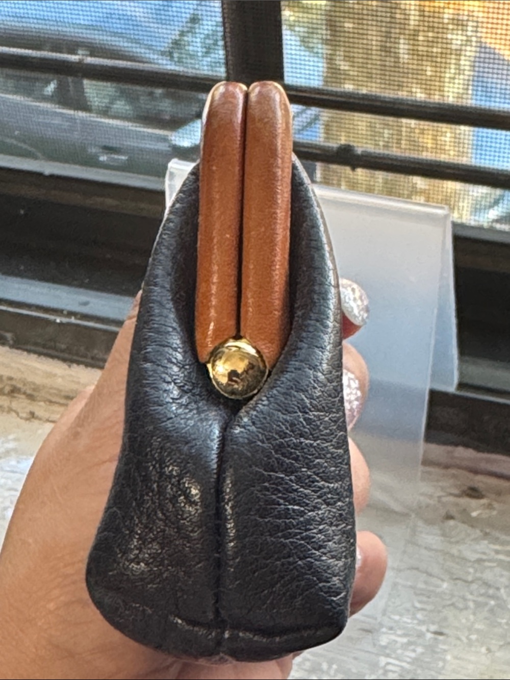 Dooney & Bourke vintage coin Kiss-Lock - Picture 4 of 12
